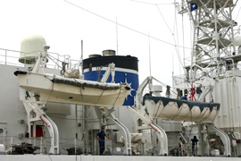 8メートル型作業艇と救命艇