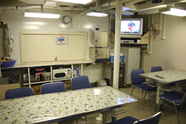 科員食堂、奥が調理室　護衛艦に比べると少し狭いです。