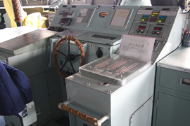 操舵コンソール　舵輪　速力指示装置