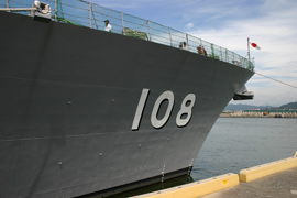 右舷艦首　艦番号108
