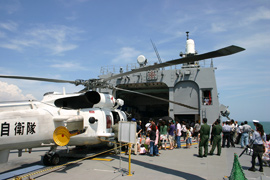 後部ヘリ甲板と搭載ヘリ SH-60J 