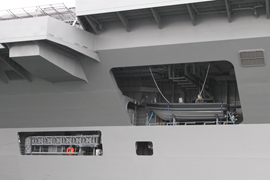 複合型作業艇と舷梯の収納スペース