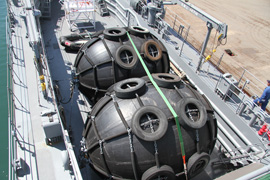 車両甲板に搭載中の防舷物