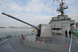 前甲板　76mm砲