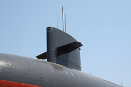 艦中央部とセイル　魚雷発射管扉
