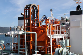 浮遊堰式油回収装置